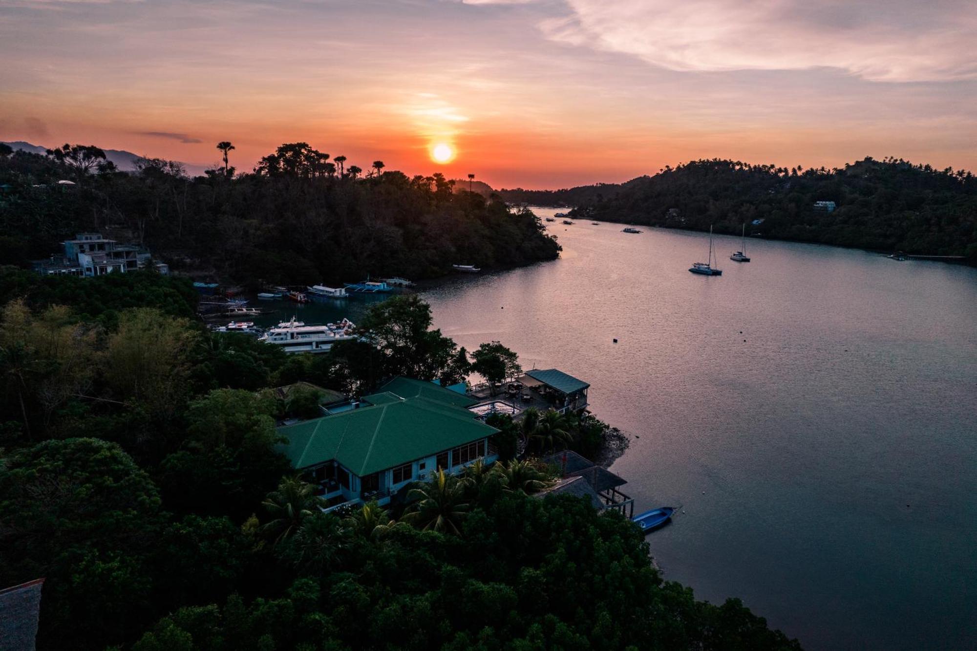 Edgewater Dive & Spa Resort Puerto Galera Dış mekan fotoğraf